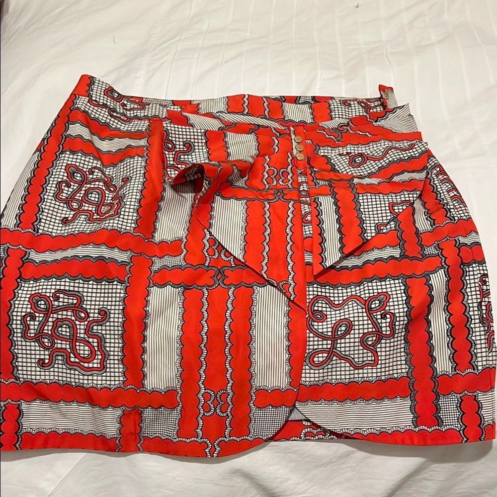 Beautifully made skirt with a bow and pockets!